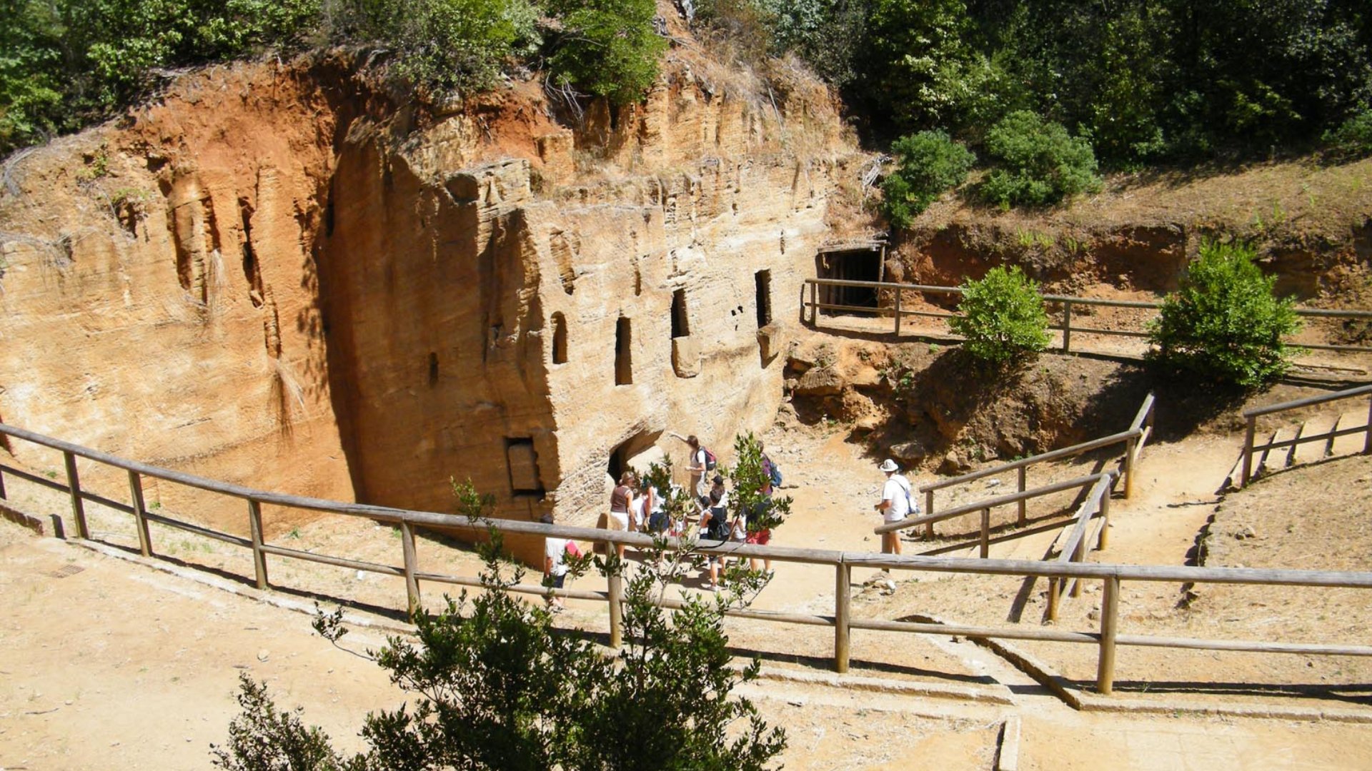 Parque Arqueológico de Baratti y Populonia Necrópolis de las Grutas