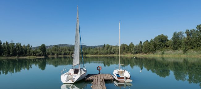 Barcos amarrados en el Parque Renai