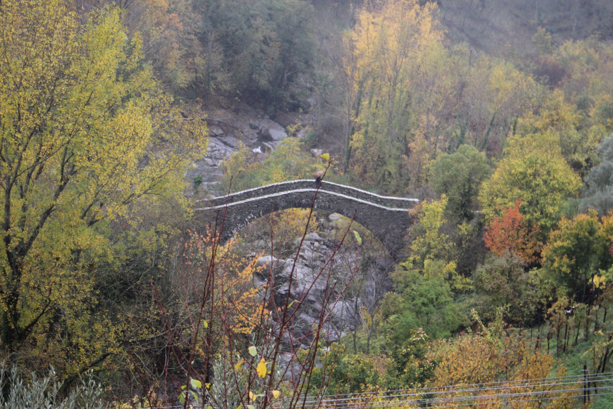 Puente del valle oscuro en Pontremoli