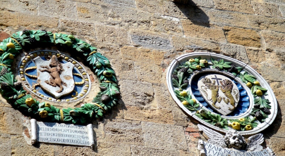 Fassade mit den Emblemen