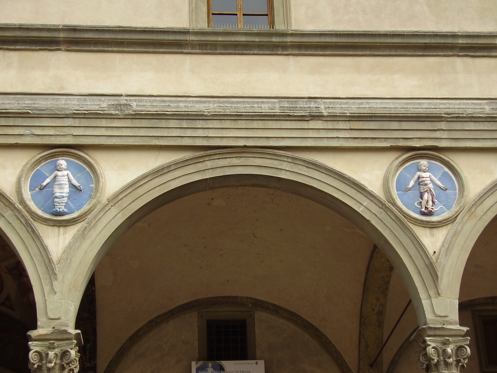 Putti di Andrea della Robbia sulla facciata dell'Istituto degli Innocenti