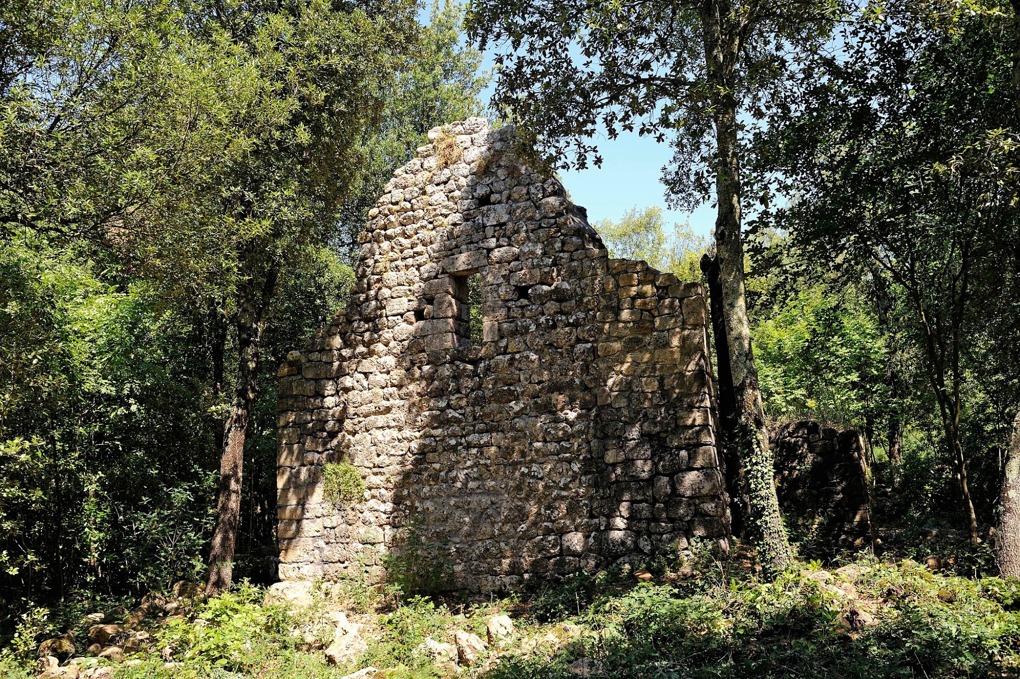 Ruines dans la réserve naturelle de Castelvecchio