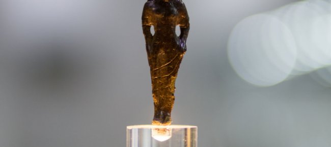 Korè de bronce hallada en el Lago de los Ídolos