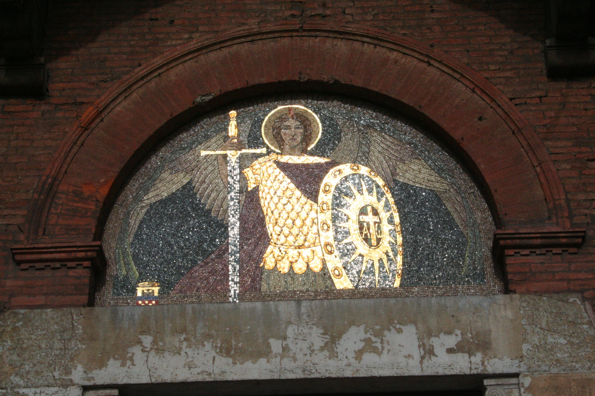 Die Lünette mit dem Erzengel Michael an der Fassade