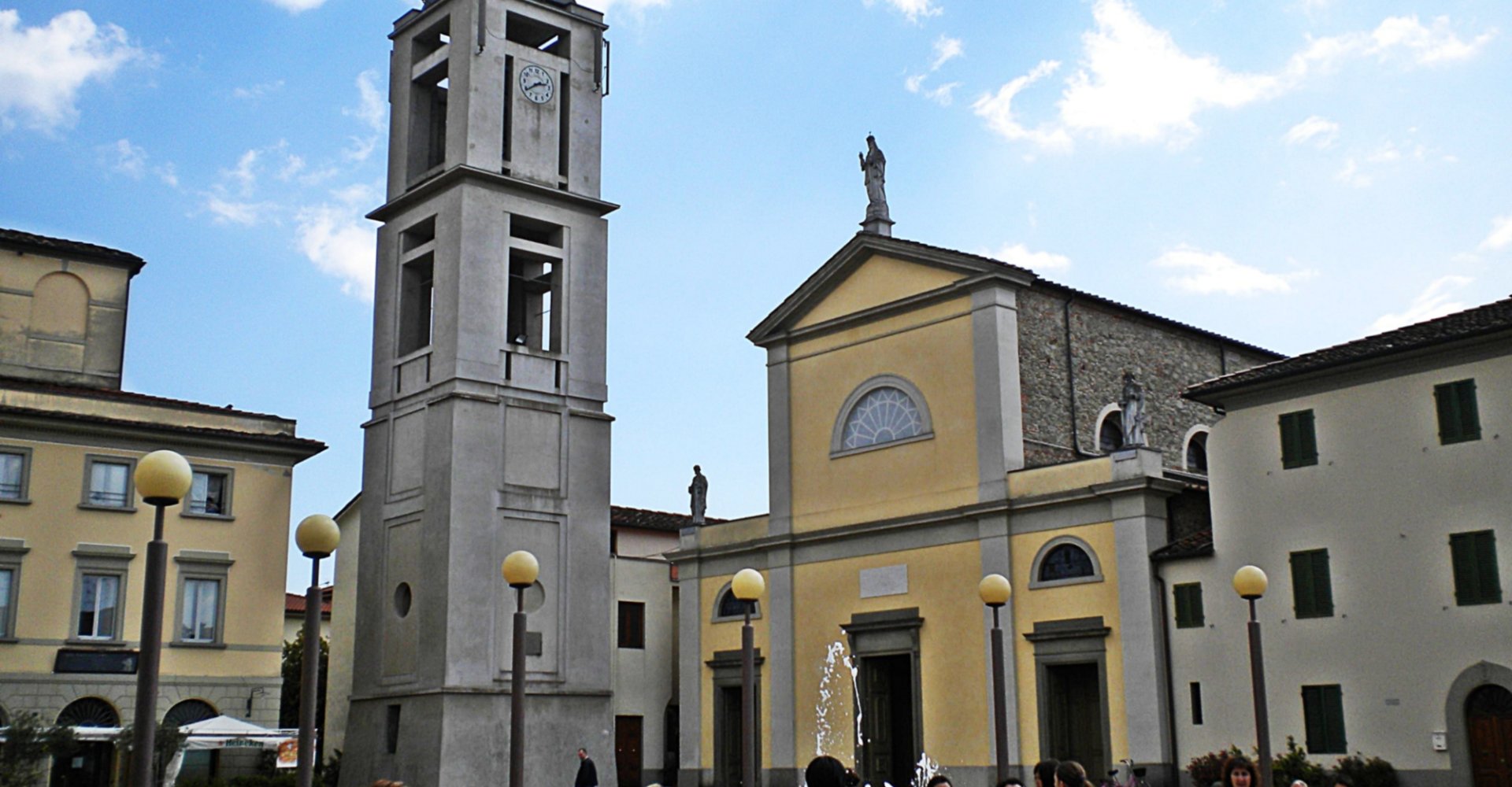 Piazza davanti San Pietro, Agliana