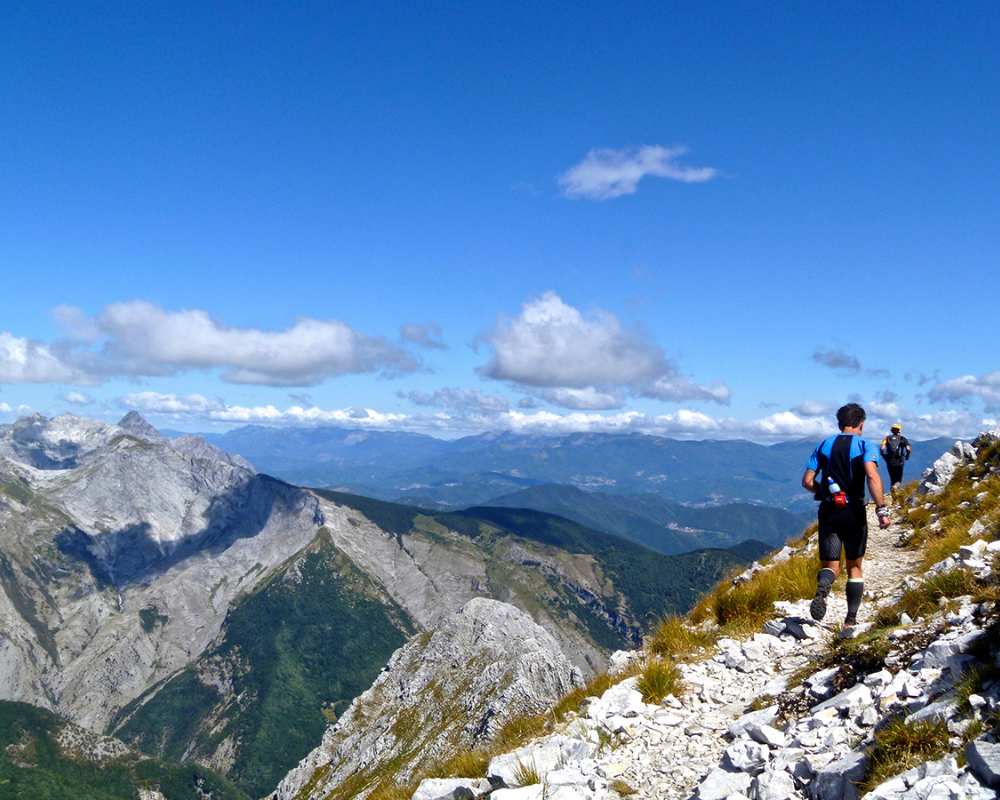 Corriendo por senderos en los Alpes Apuanos