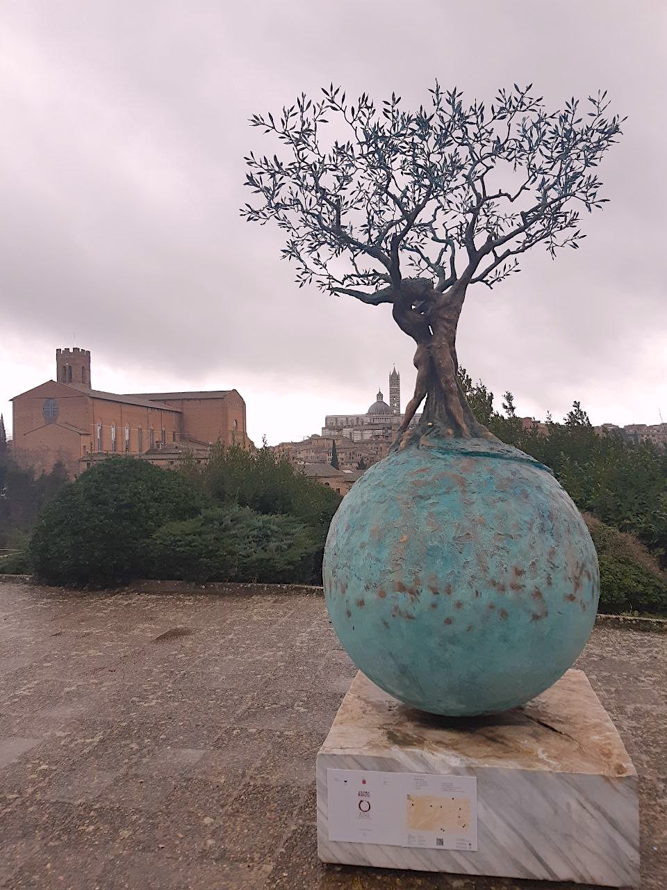 Sculpture de la série « Terra Mater » d'Andrea Roggi, à Sienne